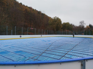 Hlubočky již začaly chystat oblíbené kluziště, provoz by měl začít příští týden. Vstupné letos vzroste