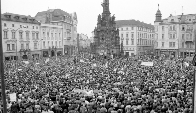 Sametová revoluce v Olomouci. Červený kostel hostí výstavu fotografa Jiřího Fraita