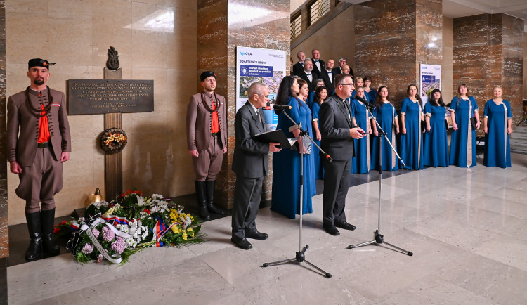 FOTO: Ostrava si připomíná výročí listopadu. Koncerty, promítání i studentský průvod