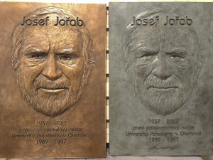 Vážnost i empatie. Profesora Jařaba budou v Olomouci připomínat bronzové pamětní desky
