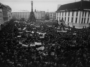 FOTO A VIDEO: Pětatřicet let od klíčového momentu historie. Jaká byla Sametová revoluce v Olomouci?