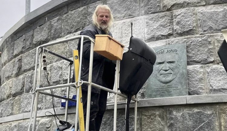 Sochař Radomír Surma instaluje pamětní desku v prostoru olomoucké náplavky