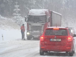 VIDEO: Červenohorské sedlo pokryl sníh, dopravu komplikují uvízlé kamiony. V terénu jsou sypače