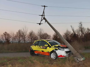 Automobilový závodník na Přerovsku havaroval do sloupu, dvě obce byly bez elektřiny