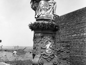 Sousoší Piety z prostějovské části Vrahovice se dočkalo obnovy. Restaurátoři doplnili ulomenou lucernu i svatozář