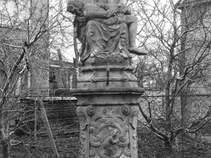 Sousoší Piety z prostějovské části Vrahovice se dočkalo obnovy. Restaurátoři doplnili ulomenou lucernu i svatozář