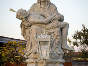 Sousoší Piety z prostějovské části Vrahovice se dočkalo obnovy. Restaurátoři doplnili ulomenou lucernu i svatozář