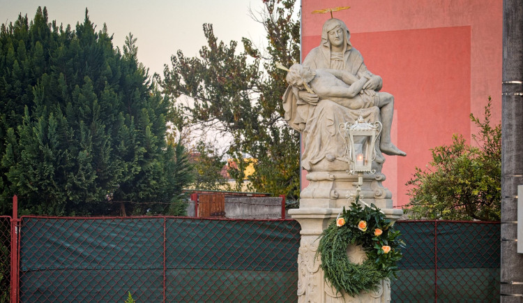 Sousoší Piety z prostějovské části Vrahovice se dočkalo obnovy. Restaurátoři doplnili ulomenou lucernu i svatozář