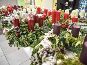 Stovky věnců a desetitisíce vánočních hvězd. Dobročinné sbírky pomohou nemocným dětem