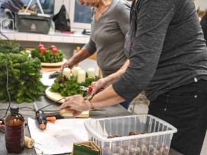 Stovky věnců a desetitisíce vánočních hvězd. Dobročinné sbírky pomohou nemocným dětem