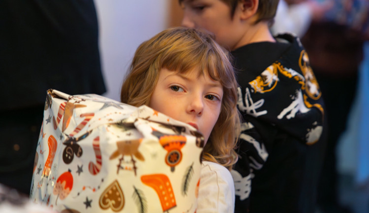 Vánoční dárky v krabicích od bot. Napříč Českem odstartovala největší dobročinná sbírka pro děti v nouzi