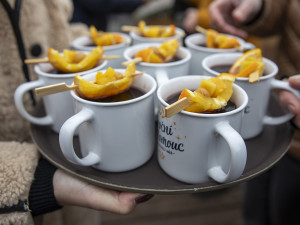 Přípravy na vánoční trhy v Olomouci finišují, rozhled na dřevěné městečko nabídne nová vyhlídka