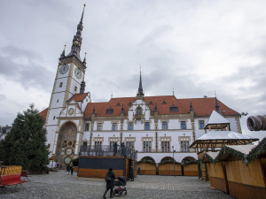 Přípravy na vánoční trhy v Olomouci finišují, rozhled na dřevěné městečko nabídne nová vyhlídka