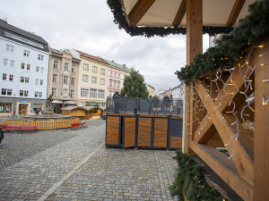 Přípravy na vánoční trhy v Olomouci finišují, rozhled na dřevěné městečko nabídne nová vyhlídka