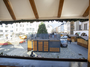 Přípravy na vánoční trhy v Olomouci finišují, rozhled na dřevěné městečko nabídne nová vyhlídka