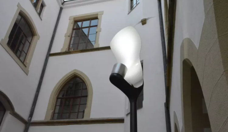 Olomouc se má omluvit architektovi Šépkovi za to, že na náměstí vyměnila lampy, které byly staré a málo svítily