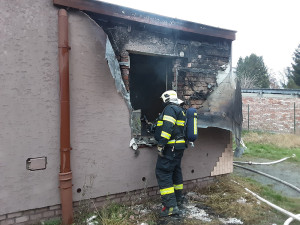 Plameny zničily část rodinného domu v Olomouci. S požárem bojovaly čtyři jednotky hasičů