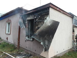 Plameny zničily část rodinného domu v Olomouci. S požárem bojovaly čtyři jednotky hasičů