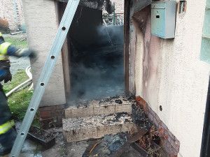 Plameny zničily část rodinného domu v Olomouci. S požárem bojovaly čtyři jednotky hasičů