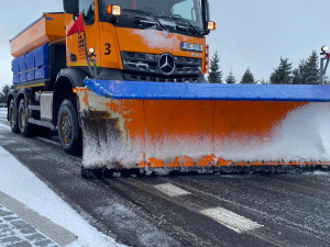 Sníh zkomplikoval provoz u Moravského Berouna, v kopcovitém úseku stojí kamiony