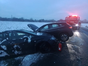 Sníh zkomplikoval dopravu na Šternbersku, u Horní Loděnice stojí kolona aut