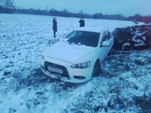 Sníh zkomplikoval dopravu na Šternbersku, u Horní Loděnice stojí kolona aut