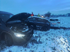 Sníh zkomplikoval dopravu na Šternbersku, u Horní Loděnice stojí kolona aut