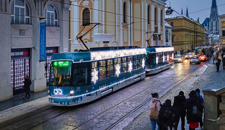 Zářící tramvaje i navýšení přepravních kapacit. Olomoucký dopravní podnik se chystá na předvánoční čas