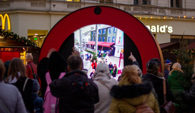 V centru Brna stojí virtuální brána do Irska. Lidé si přes ni vzájemně mávají