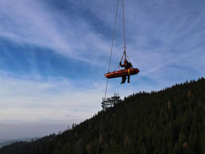 VIDEO: Trable na visuté lávce i v tobogánu. Hasiči trénovali záchranu lidí na atrakcích Dolní Moravy