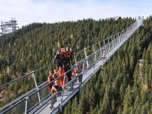 VIDEO: Trable na visuté lávce i v tobogánu. Hasiči trénovali záchranu lidí na atrakcích Dolní Moravy