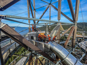 VIDEO: Trable na visuté lávce i v tobogánu. Hasiči trénovali záchranu lidí na atrakcích Dolní Moravy
