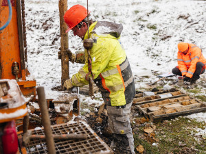 Vrty pro VRT. Odborníci na Přerovsku zkoumají podloží budoucí trasy pro rychlovlaky