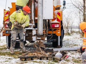 Vrty pro VRT. Odborníci na Přerovsku zkoumají podloží budoucí trasy pro rychlovlaky