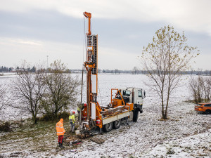 Vrty pro VRT. Odborníci na Přerovsku zkoumají podloží budoucí trasy pro rychlovlaky
