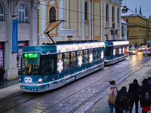 Zářící tramvaje i navýšení přepravních kapacit. Olomoucký dopravní podnik se chystá na předvánoční čas