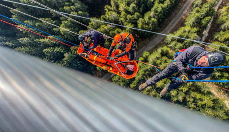 Trable na visuté lávce i v tobogánu. Hasiči trénovali záchranu lidí na atrakcích Dolní Moravy