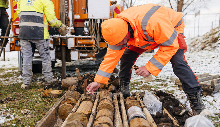 Odborníci na Přerovsku zkoumají podloží budoucí trasy pro rychlovlaky