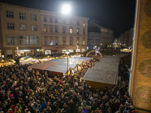 VIDEO: Světelná show zahájila olomoucké Vánoce. Na Hané září sekvojovec jménem Floriánek