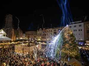 FOTO A VIDEO: Světelná show zahájila olomoucké Vánoce. Na Hané září sekvojovec Floriánek