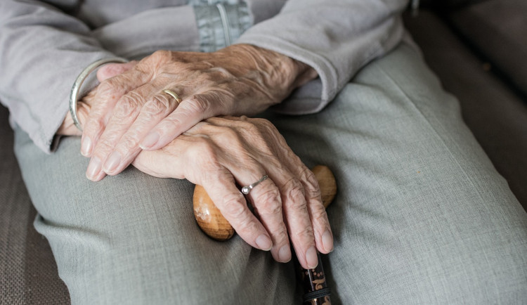 Seniorka doma spadla na zem a nemohla vstát. Doplazila se ke dveřím a otevřela holí