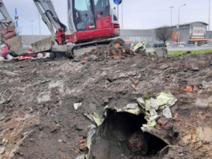 V Přerově dělníci objevili zakopané letadlo. Podle historika sloužilo zřejmě jako bunkr