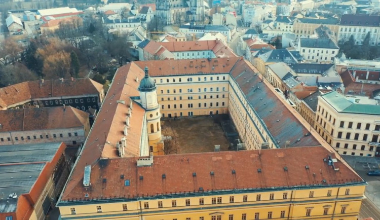 Ministerstvo financí pozastaví lhůtu v procesu prodeje Hanáckých kasáren, uvedla Univerzita Palackého