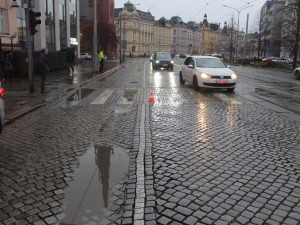 Muž v Olomouci při jízdě na červenou srazil chodkyni. Skončila v nemocnici