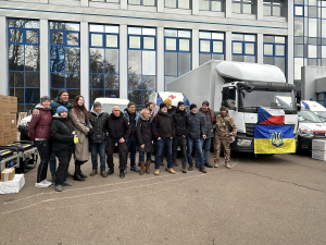 Dobrovolníci přivezli z Prahy na Ukrajinu pomoc za třináct milionů. Vybavenou polní nemocnici i hračky pro děti