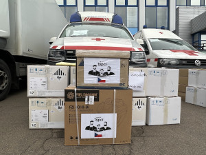Dobrovolníci přivezli z Prahy na Ukrajinu pomoc za třináct milionů. Vybavenou polní nemocnici i hračky pro děti