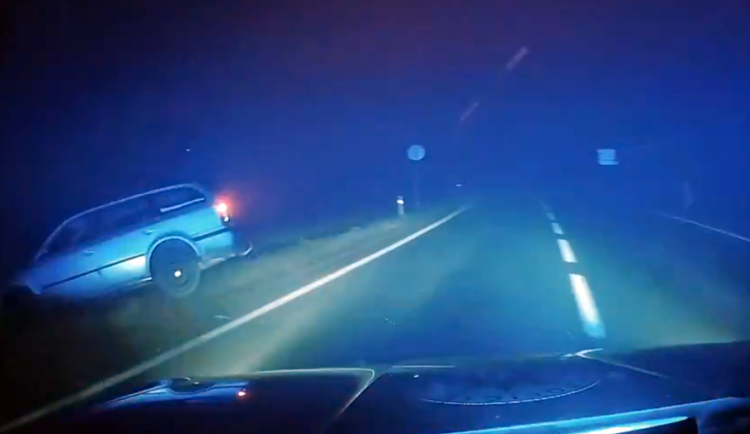 Policisté se na Šumpersku hnali za prchajícím řidičem, zastavili ho PIT manévrem