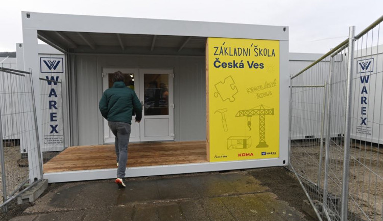 Vyplavená České Ves dnes otevřela provizorní školu z kontejnerových modulů. Bude sloužit dvacet měsíců