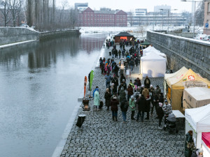 Ohnivá show či rej krampusáků. Začínají vánoční trhy na olomoucké náplavce