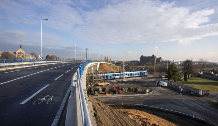 Bez front bezpečně přes koridor. Nadjezd nad rušnou železnicí v Olomouci začne řidičům sloužit od pátku